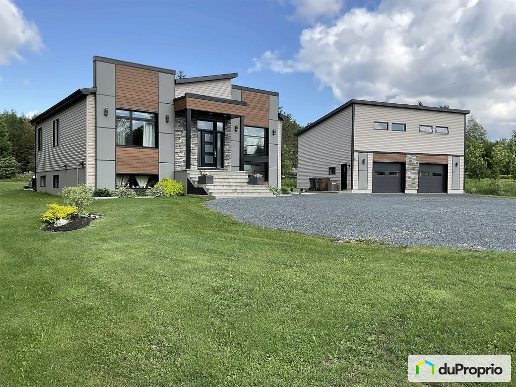 $1,625,000 - Raised Bungalow in Sherbrooke (St-Élie-d'Orford) — photo 1
