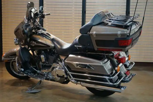 2005 Harley-Davidson Touring ULTRA CLASSIC ELECTRA GLIDE in Sport Touring in Lethbridge - Image 8