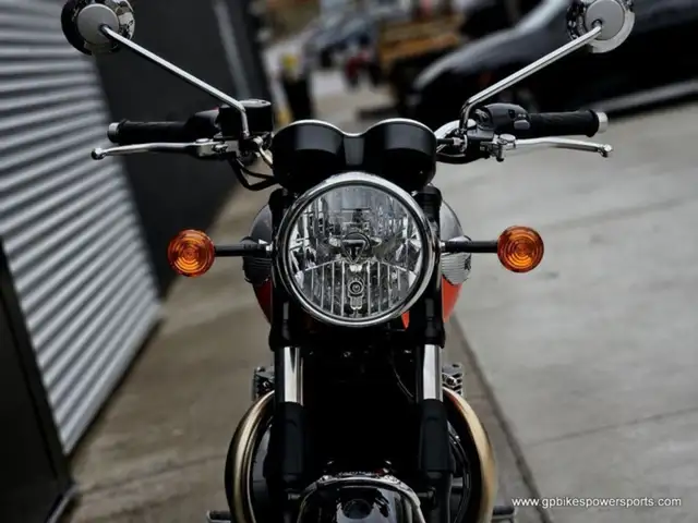 2025 Triumph Bonneville T100 in Street, Cruisers & Choppers in Oshawa / Durham Region - Image 7