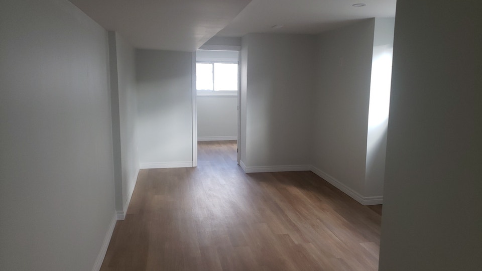 2 Bed lower level unit - $1700 all incl. - 290 Wright St Welland 3