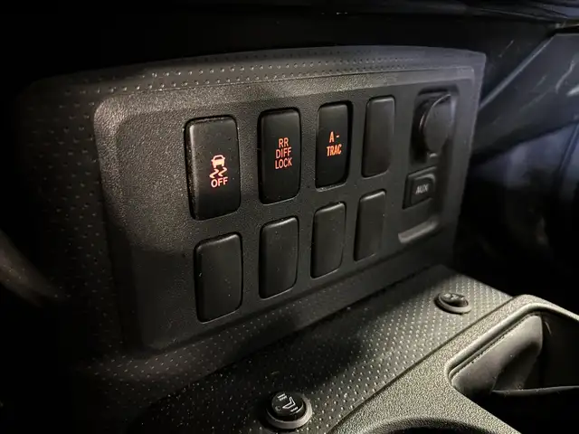 2010 Toyota FJ Cruiser 4WD|V6|AUTOMATIC|LEATHER|ALLOYS|RADIO| in Cars & Trucks in City of Toronto - Image 13