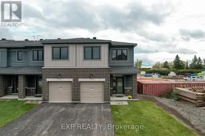 Welcome to 216 Shallow Pond Place, a beautifully maintained 2-storey home in the highly desirable Av...