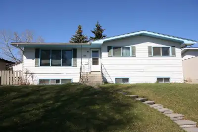 Large furnished basement bedroom in Charleswood house near UofC & SAIT, Northland Mall. Share the ho...