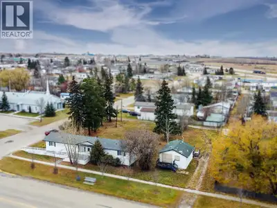 Commercial Office & Residential Package on Main Street, Valleyview.Conveniently located right on Mai...