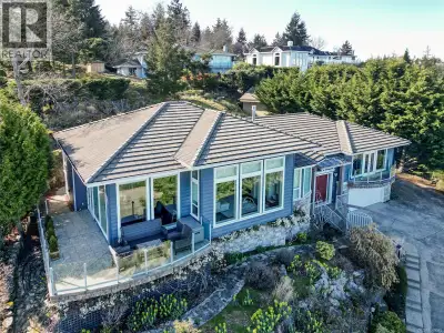 Perched in the prestigious Fairwinds community, this exceptional residence captures sweeping ocean,...