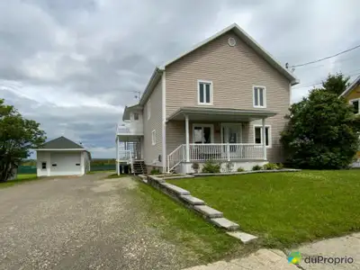 Magnifique propriété située au coeur du village, à proximité du garage de la municipalité. À distanc...