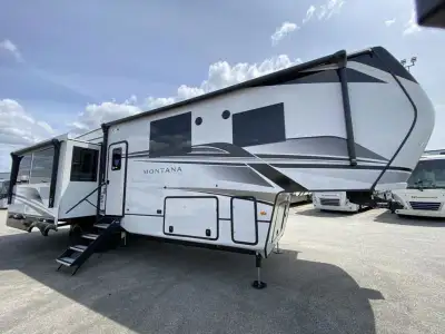 Keystone Montana fifth wheel 3231CK highlights: Kitchen Island Rear Living Area Front Private Bedroo...