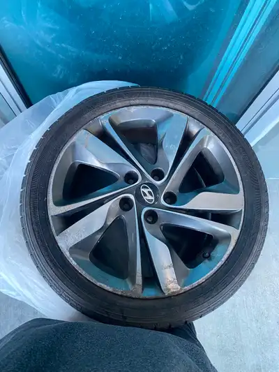 Tire size 215 / 45R17 Dot 4721 Bolt pattern 5x114.3 I am currently selling these Original 17” Hyunda...