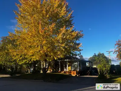 Jolie bungalow à aire ouverte, tout brique, avec beaucoup de rangement et de commodités, dans un sec...