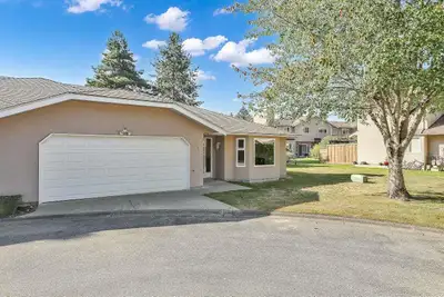 Welcome to this DUPLEX style rancher in Avondale. This end offers 1489 sq ft of living space with a...