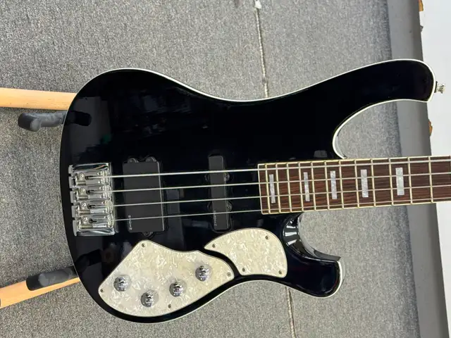 Schecter Stargazer-4 Electric Bass in Guitars in Oakville / Halton Region - Image 3