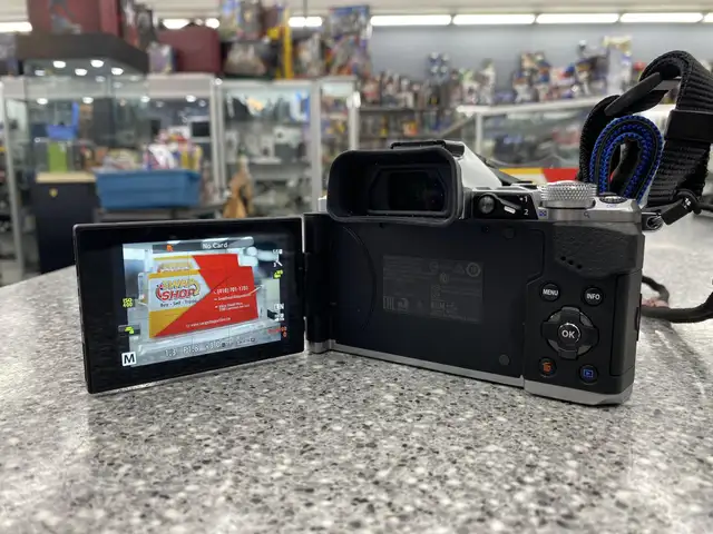 Olympus OM-D E-M5 mark ii Digital Camera w/ 17mm Lens in Cameras & Camcorders in City of Toronto - Image 3