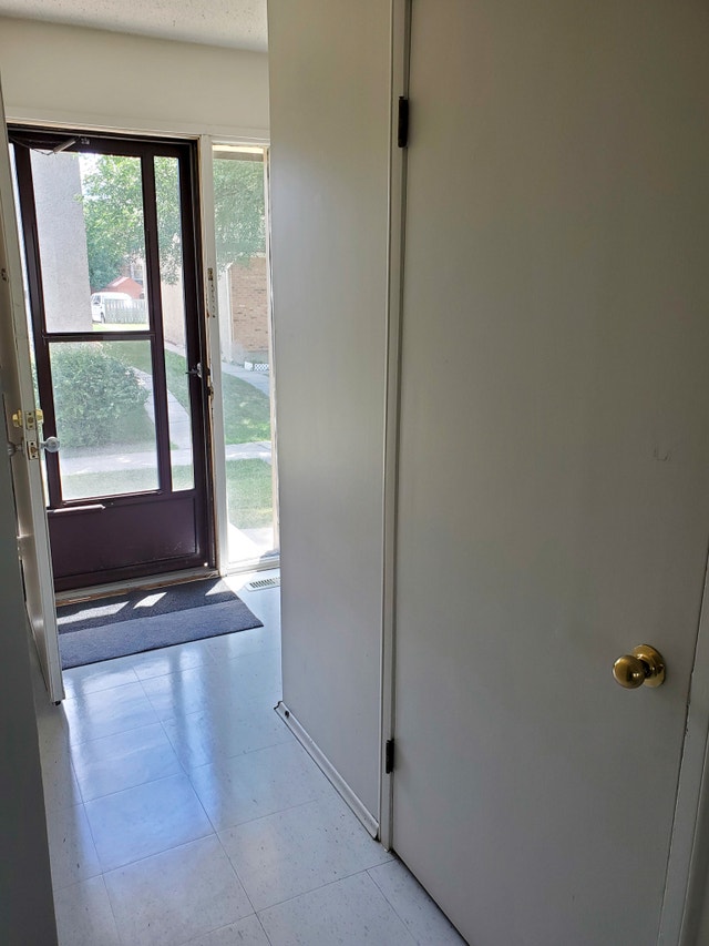 2 Bedroom plus Den Bunglow by Concordia Hospital July1, 1269 Long