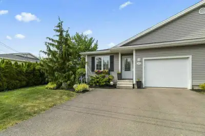 End unit townhouse is well maintained with many upgrades