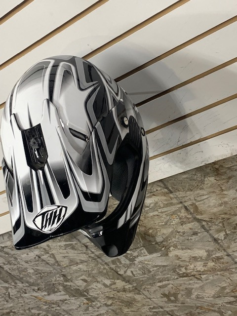 THH Motocross Helmet in Motorcycle Parts & Accessories in Saskatoon - Image 4