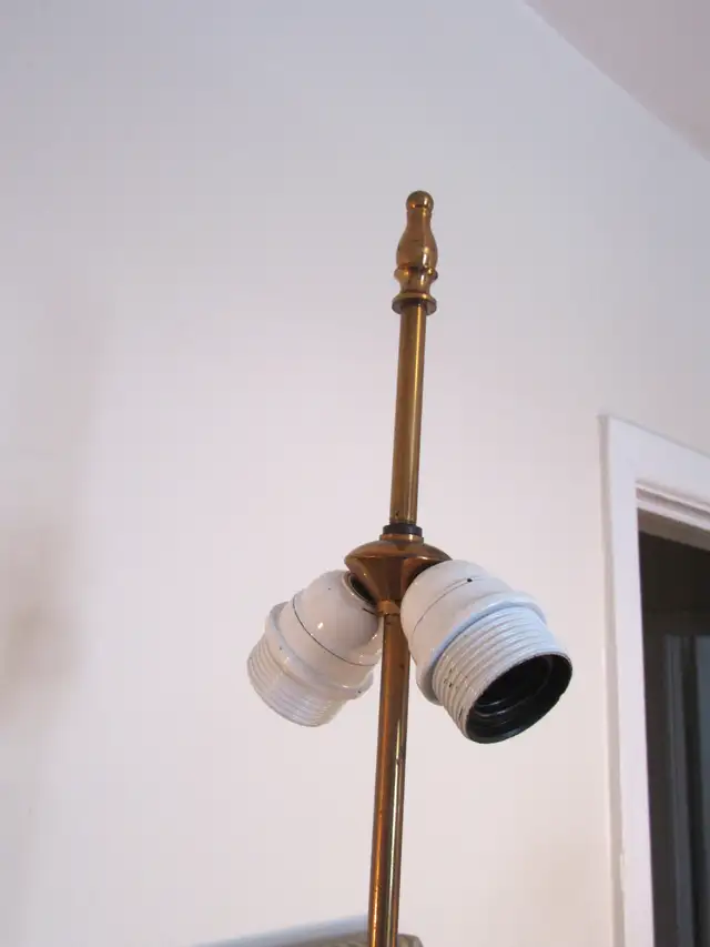 Tall Antique Marble And Gilt Bronze Corinthian Column Table Lamp in Indoor Lighting & Fans in City of Montréal - Image 9