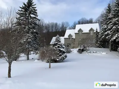 Magnifique propriété de style unique, multi paliers, avec revêtement extérieur tout en pierres, inst...