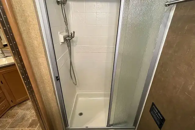 2015 Thor Chateau 33SW - Pre-Owned Super C Motorhome.  in RVs & Motorhomes in Red Deer - Image 36