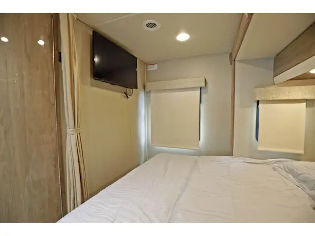 2020 Entegra Coach Qwest 24L 1 extension mercedes turbo diesel S in RVs & Motorhomes in Laval / North Shore - Image 21