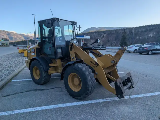 2020 CATERPILLAR 908M in Heavy Equipment in Edmonton - Image 4