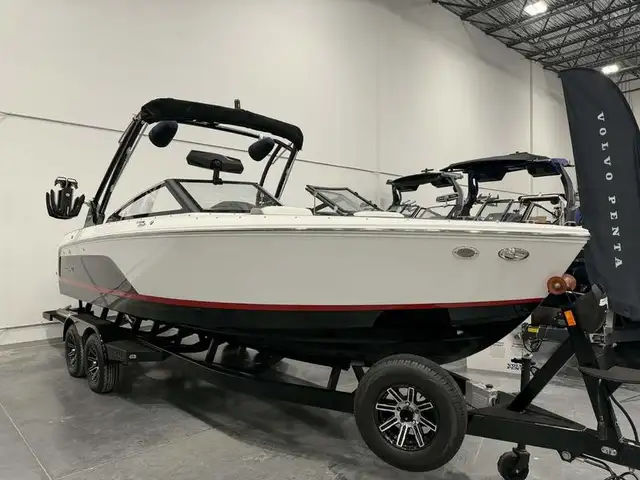 2025 Cobalt Boats CS23 Surf in Powerboats & Motorboats in Saskatoon - Image 3