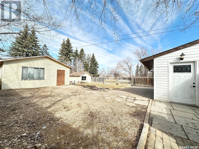 405 3rd STREET S Weyburn, Saskatchewan in Houses for Sale in Regina - Image 2