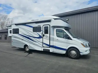 2018 Tiffin Wayfarer 24BW - Mercedes - Benz 3.0 L V 6 - 22,000 Miles - Coastal Mist Full Body Paint...