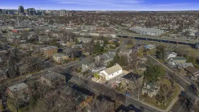 Bâtisse commerciale à vendre Vieux-Longueuil au 1105 chemin Tiffin. Accès pour personnes à mobilité...