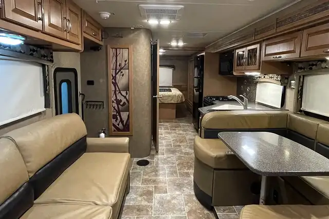 2015 Thor Chateau 33SW - Pre-Owned Super C Motorhome.  in RVs & Motorhomes in Red Deer - Image 22