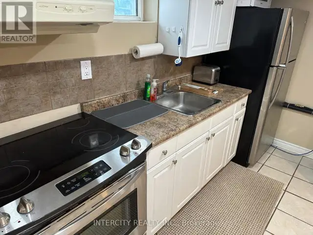 # 2 - 222 COMBE AVENUE Toronto (Bathurst Manor), Ontario in Long Term Rentals in City of Toronto - Image 8