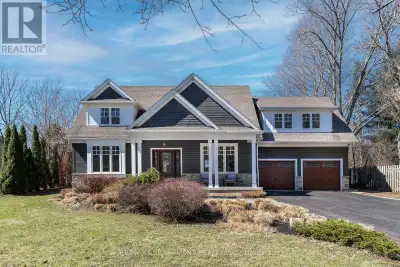 Located in a premier Ancaster neighbourhood on renowned Hamilton Drive, this exceptional 4+1 bed, 4....