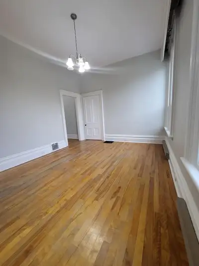UNIT FEATURES: This spacious 1 bedroom apartment is located in the heart of downtown Pembroke. You a...