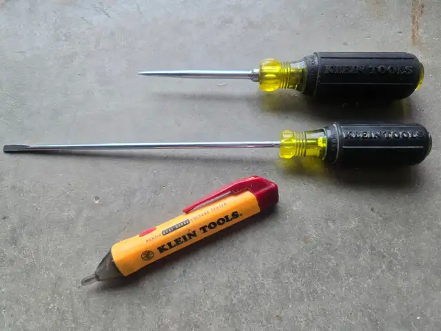 Klein Tools Radial Cartridge Stripper Crimper Screwdrivers Pouch in Hand Tools in Ottawa - Image 4