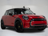 This 2022 MINI Cooper SE is a Canadian vehicle with a clean Carfax report, offering fully electric d... (image 1)