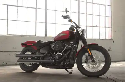 Turn heads with this 2018 Harley-Davidson FXBB Softail Street Bob, finished in striking Wicked Red/T...