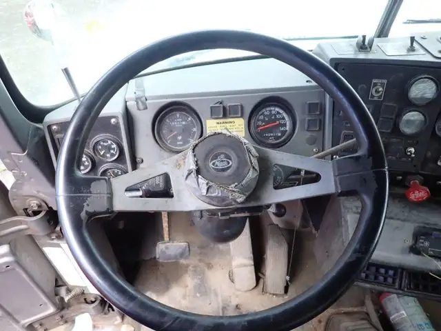 2001 Mack RB688S in Heavy Trucks in Longueuil / South Shore - Image 11