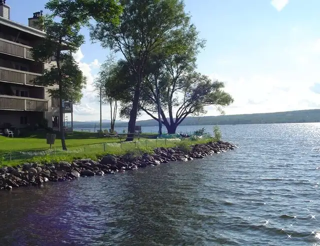Condo en face du Lac Memphrémagog à Magog in Quebec in Canada - Image 9