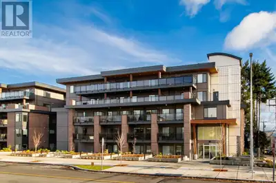 Completed in 2023, this stylish 1 bed + den, 760 sq ft condo offers breathtaking ocean and mountain...
