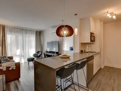 URGENT Lumineux 3 et 1/2 à louer Laval Au 10 eme étage Superbe grand 3 de 620 pi, idéal pour personn...