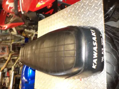 sonic cycle has a 1976 kawasaki kz - 400 seat or manual oem both in great cond . seat has all factor...