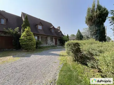 Résidence unifamiliale surélevée à deux étages avec vue imprenable puisque sur le bord du fleuve Sai...