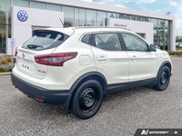 This Nissan Qashqai boasts a Regular Unleaded I-4 2.0 L/122 engine powering this Variable transmissi... (image 4)