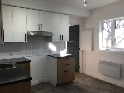 418-655-8912 À voir au 581 St-Bonaventure appartement #3, superbe logement 4 1/2 situé dans un immeu...