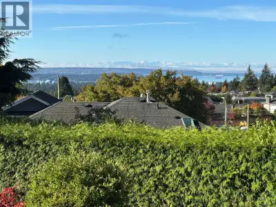 Excellent potential to renovate, hold or build in one of North Vancouver´s premier neighbourhoods. T...