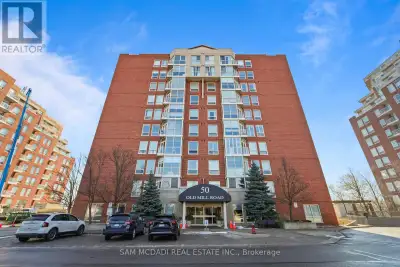 Welcome to this sun-drenched corner unit in the prestigious Old Oakville, offering 1,003 SF of brigh...