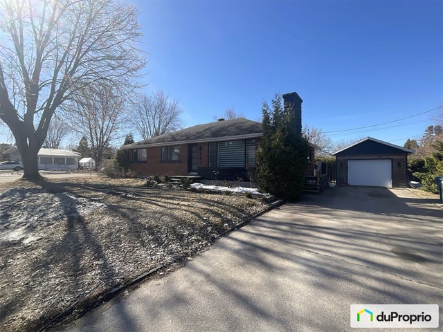 $586,000 - Bungalow for sale in Chicoutimi (Chicoutimi) — photo 1