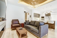 Short-Term Furnished Suites at Minto Yorkville Experience refined, flexible living in the heart of T... (image 7)