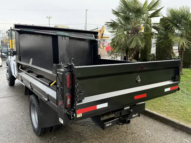 2017 Ford F-450 Super Duty XL 4x4 Crew Cab 9 Foot Dump Truck in Heavy Trucks in Regina - Image 14