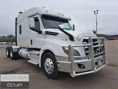 HEAVY SPEC TANDEM SLEEPER TRUCK TRACTOR (unit #02188) Located in Moncton, NB. Shipping and Financing...