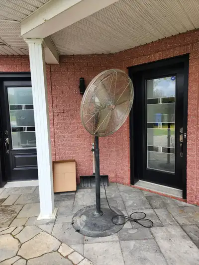 A Vendre gros Ventilateur (Fan ) Industriel ou Commercial sur pied 30"pouces de diamètre moteur 1/3...